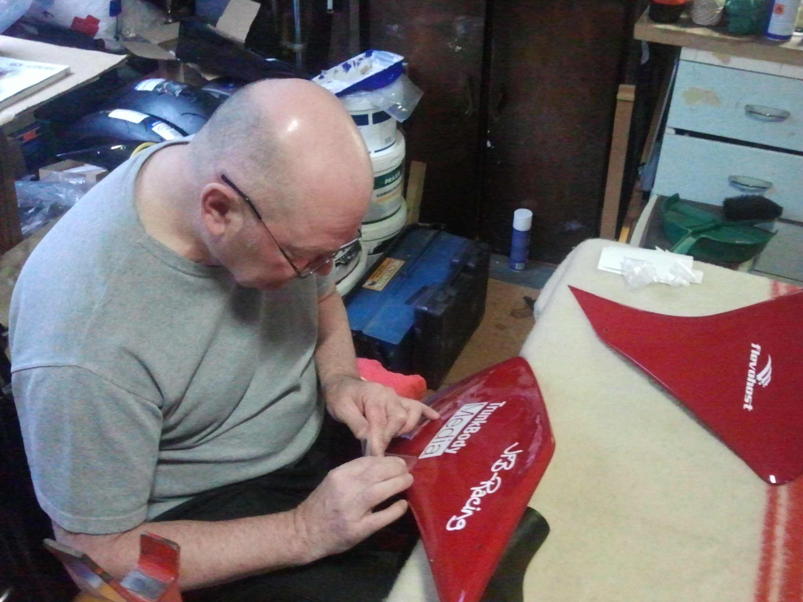 stickers op racekuip plakken